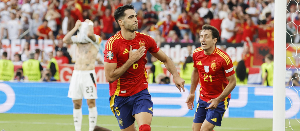 Mikel Merino celebra el 2-1 ante Alemania