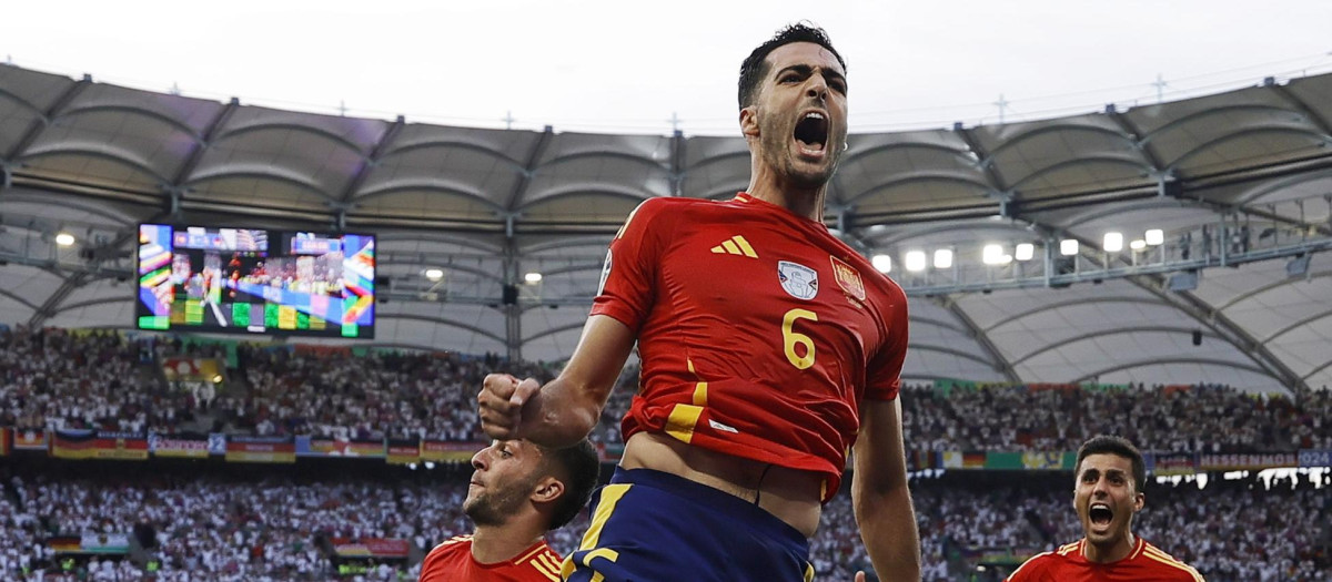 Mikel Merino celebra el 2-1 ante Alemania