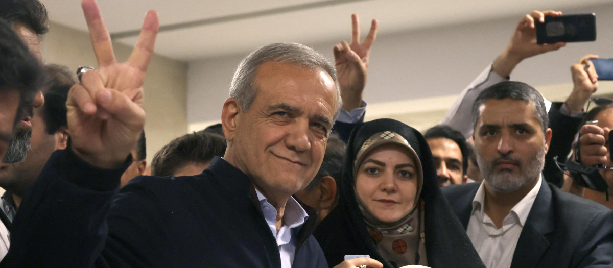 (FILES) Iranian presidential candidate and reformist Massoud Pezeshkian, flashes the V-sign for victory after casting his vote during the presidential election in Tehran on June 28, 2024. Masoud Pezeshkian, Iran's only reformist candidate in the latest presidential election, has risen from relative obscurity to become the ninth president of the Islamic republic on July 6, 2024.  Pezeshkian, 69, won around 53.6 percent of the vote in a runoff election against the ultraconservative Saeed Jalili. (Photo by ATTA KENARE / AFP)