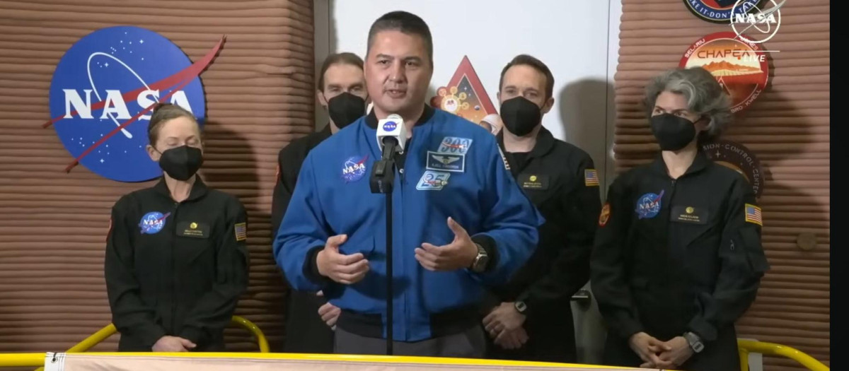 Comparecencia de los científicos tras poner fin a su encierro de 378 días, este sábado en Houston (Texas)