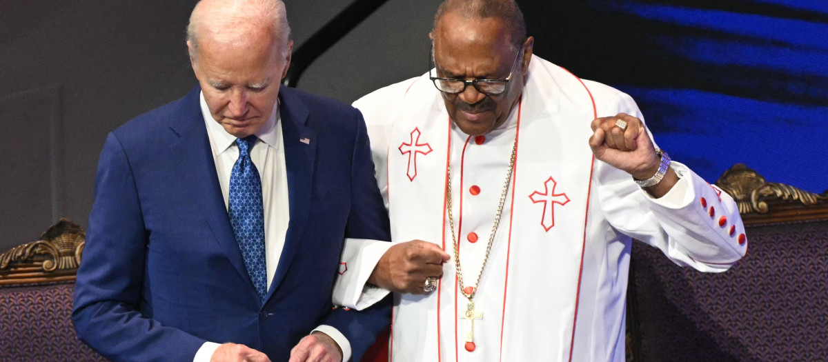 US President Joe Biden (L) stands with Bishop Ernest Morris, Sr. during a church service and campaign event at Mount Airy Church of God in Christ in Philadelphia, Pennsylvania, on July 7, 2024. Biden is back out on the campaign trail Sunday, desperate to salvage his re-election bid as senior Democrats meet to discuss growing calls that he quit the White House race. The 81-year-old Democrat kicks off a grueling week with two campaign rallies in the battleground state of Pennsylvania, before hosting the NATO leaders' summit in Washington. (Photo by SAUL LOEB / AFP)