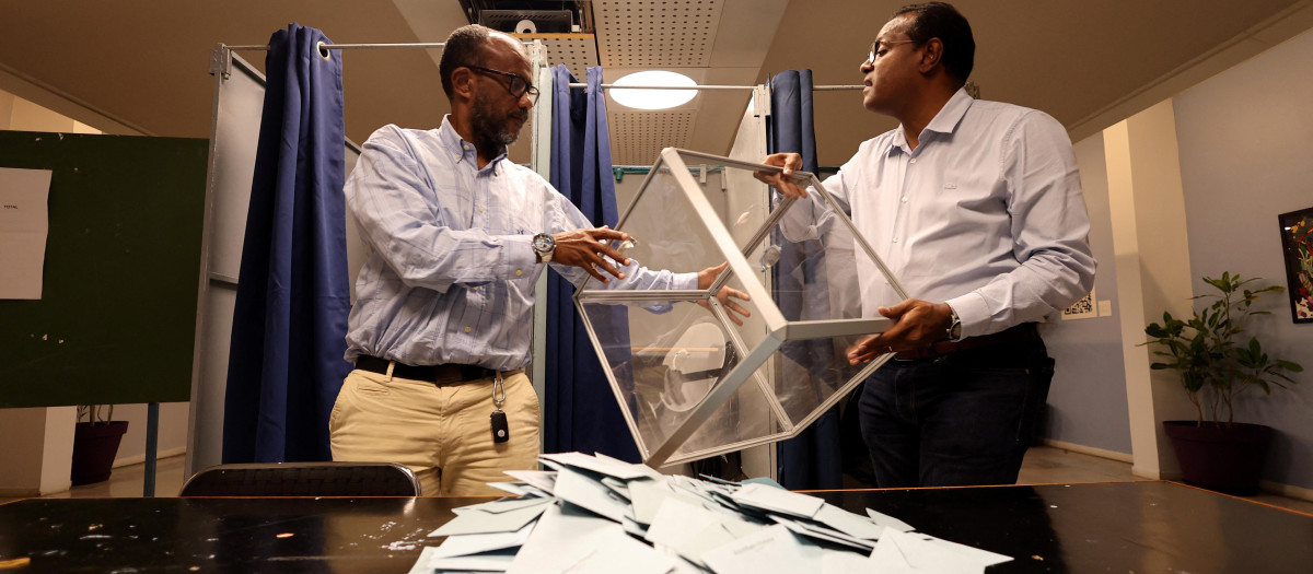 Los funcionarios electorales vacían una urna para comenzar a contar los votos en la segunda vuelta de las elecciones legislativas de Francia