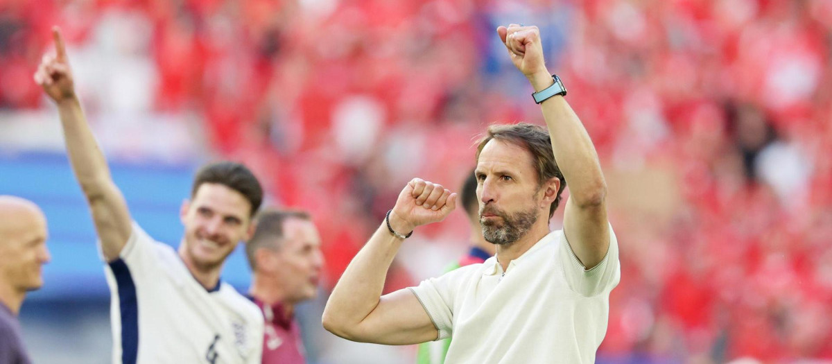 Gareth Southgate celebra el pase a las semifinales de la Eurocopa con los aficionados