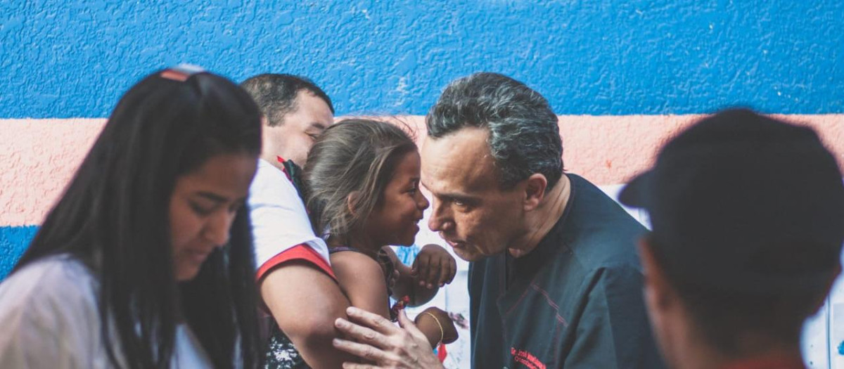 El doctor Colmenárez atiende a un paciente