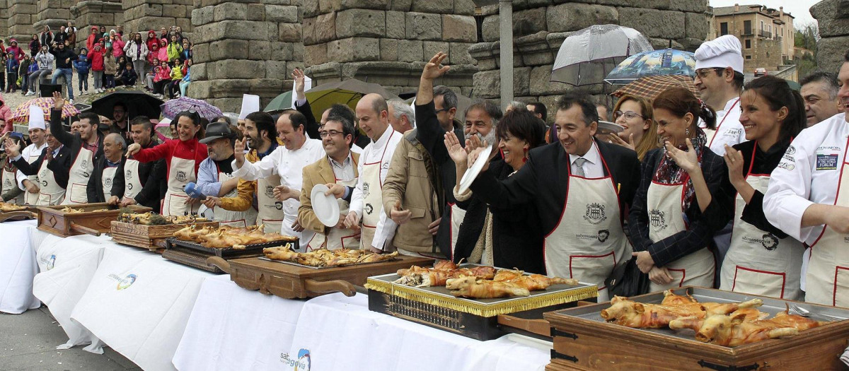 Cocineros de varios establecimientos de Segovia en la IV Fiesta de la exaltación del Cochinillo Segoviano, en 2016