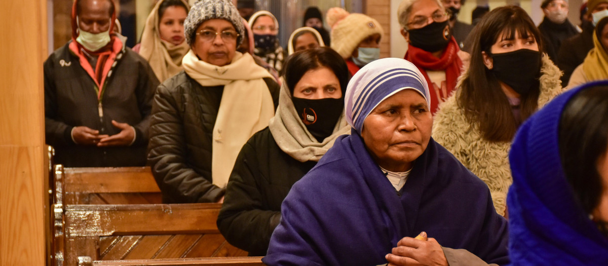 Fieles católicos indios durante una celebración de la Misa