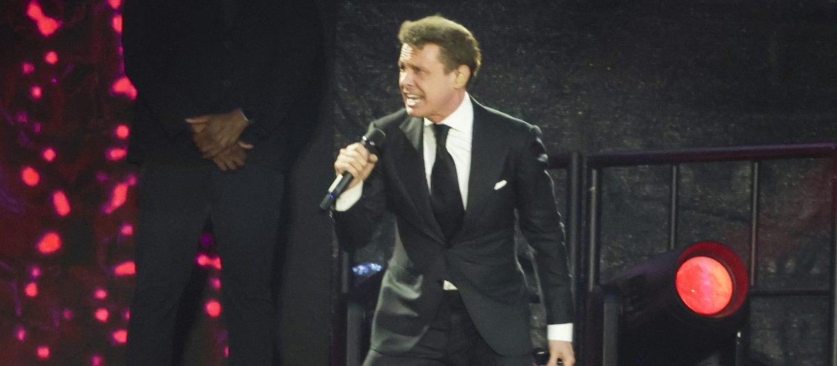 Luis Miguel performing in Madrid June 7, 2024