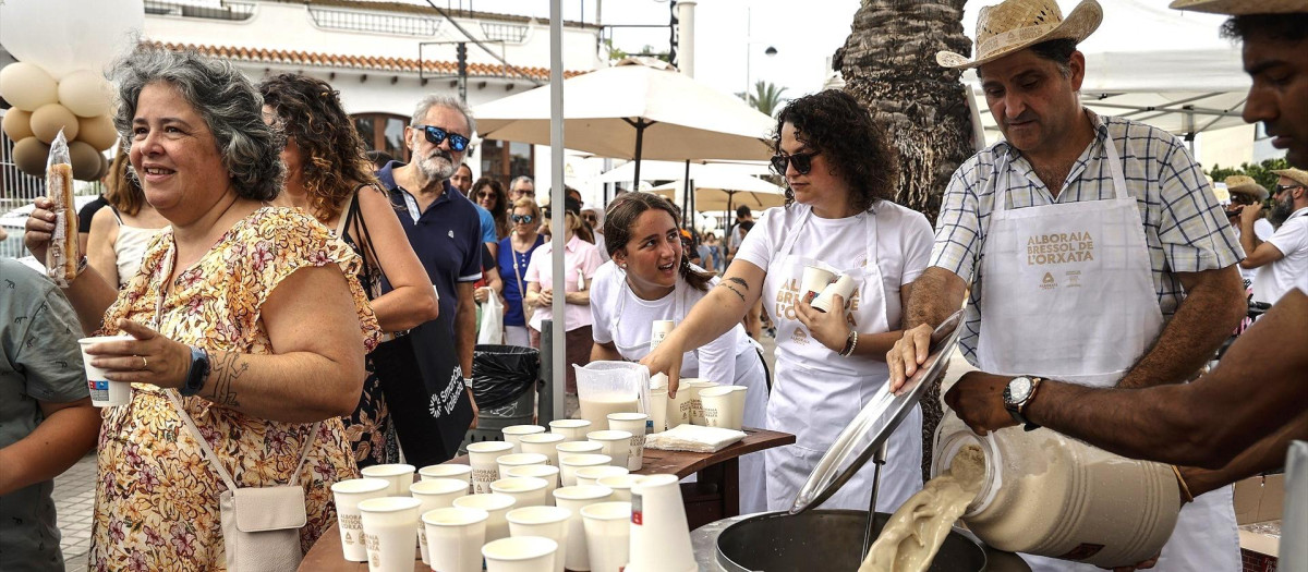 Reparto de horchata en el Aniversario 41º aniversario del Día de la Horchata