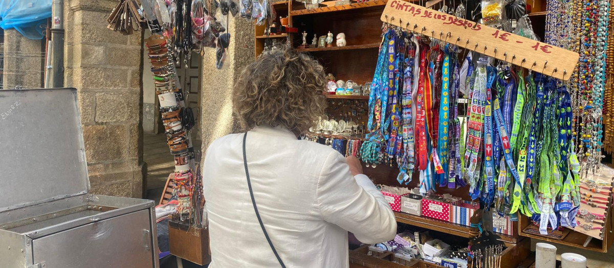 Propietaria de un puesto de recuerdos en Santiago