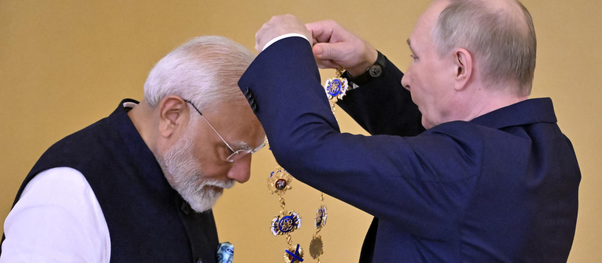 El presidente ruso, Vladimir Putin, condecora al primer ministro indio, Narendra Modi, con la Orden de San Andrés Apóstol el Primer Llamado