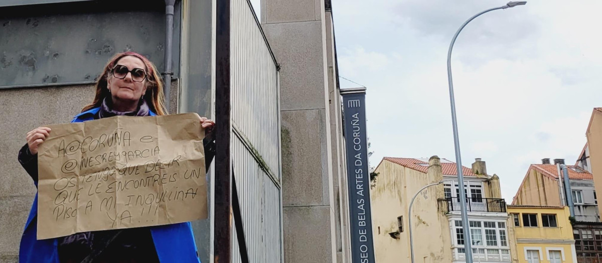 Pilar, a la puerta de la sede socialista de Coruña