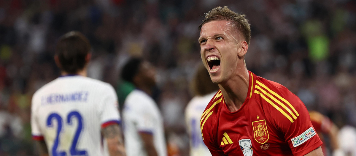 El delantero Dani Olmo celebra el gol en propia meta de Francia