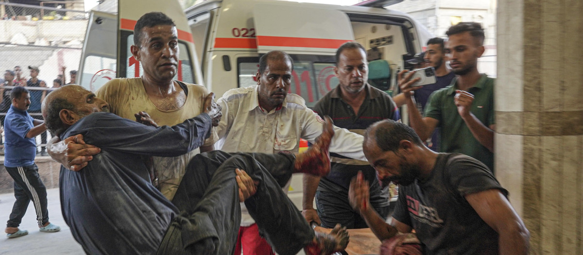 Personas heridas durante el bombardeo israelí llegan al hospital Nassr en Khan Yunis, en el sur de la Franja de Gaza,