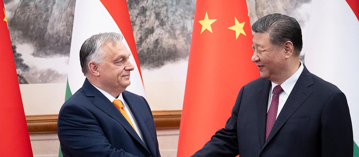 El presidente de Hungría, Viktor Orbán, junto a su homólogo chino, Xi Jinping, en Pekín