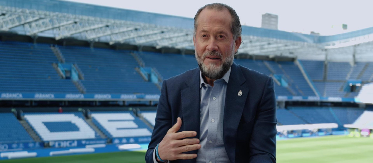Juan Carlos Escotet, en el estadio de Riazor, donde disputa sus partidos el Deportivo de La Coruña