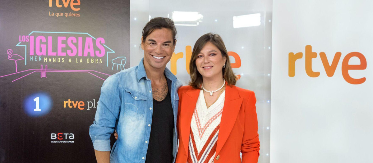 Julio Iglesias Jr. y Chábeli, presentadores de Los Iglesias. Hermanos a la obra