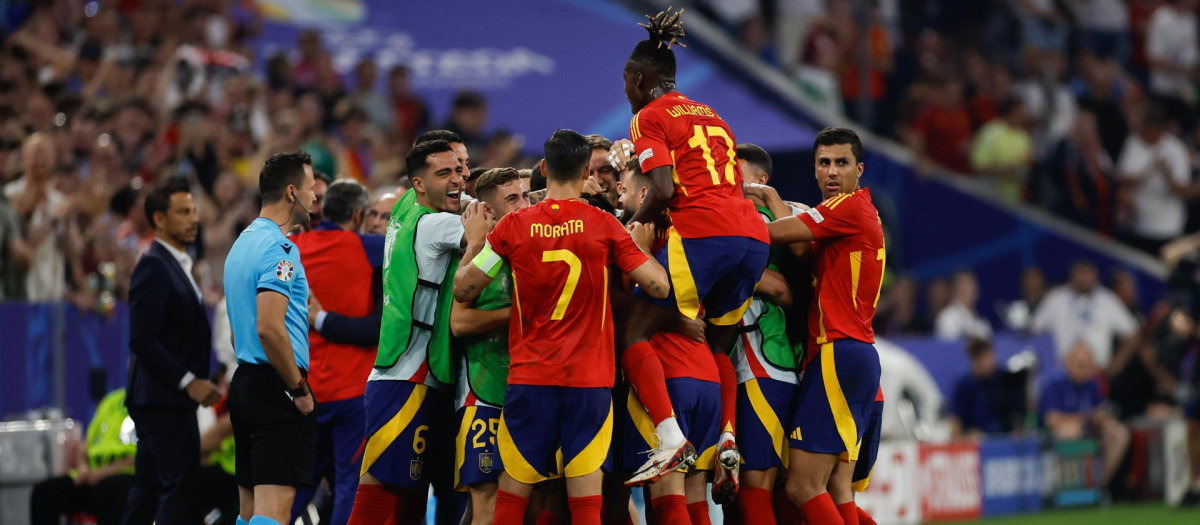 Los jugadores de la selección española celebran tras marcar ante Francia, durante el partido de semifinales de la Eurocopa