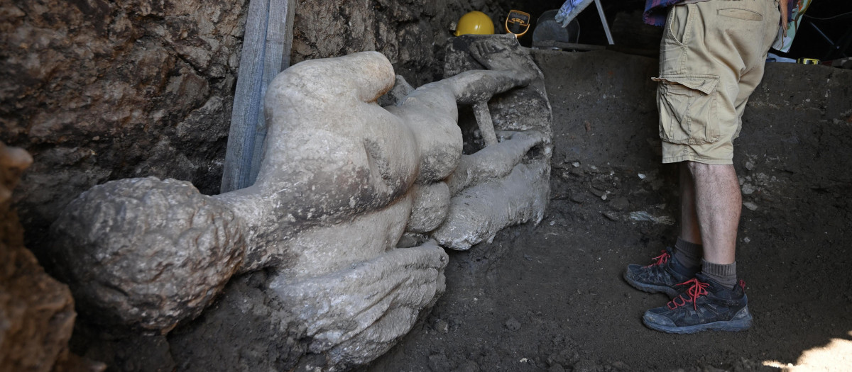 Arqueólogos trabajan junto a la antigua estatua recién descubierta durante las excavaciones en la antigua ciudad de Heraclea Sintika, cerca de Petrich (Bulgaria)