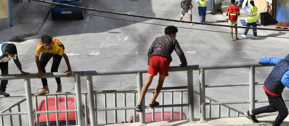 Un grupo de menas, en Ceuta, en una imagen de archivo