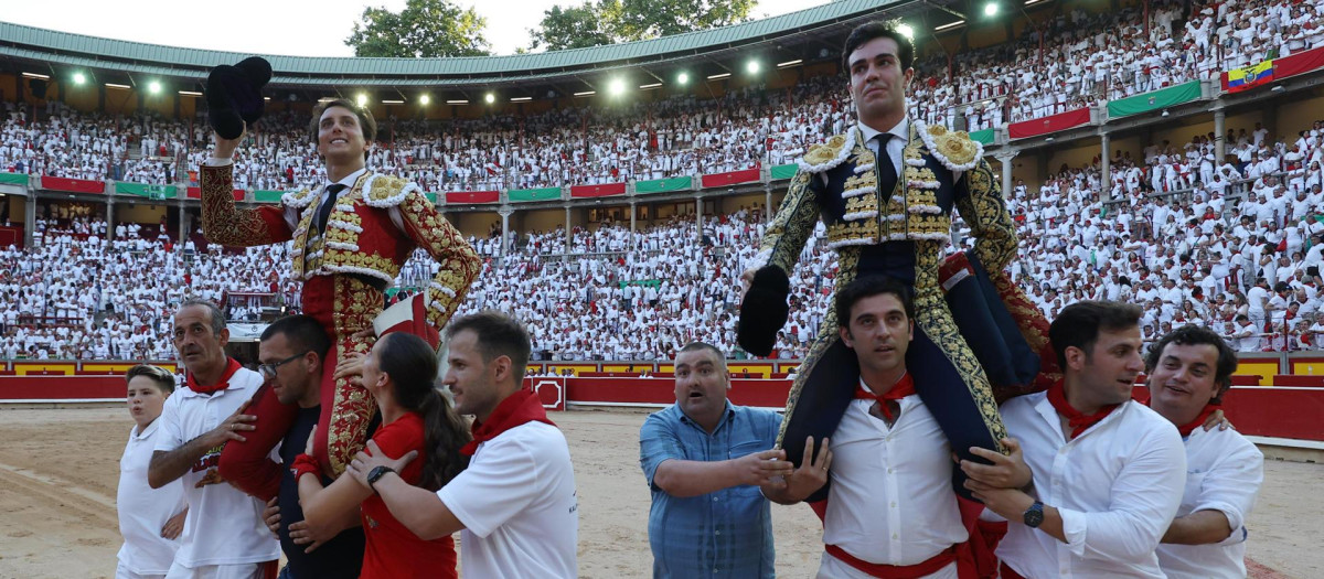 Roca Rey y Tomás Rufo salen a hombros de la Plaza de Pamplona, que volvió a colgar el cartel de «No hay billetes»