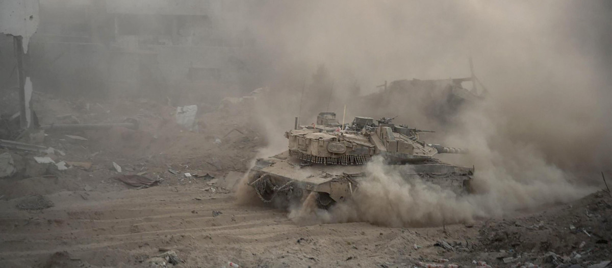 Fotografía difundida por el Ejército israelí que muestra un tanque durante operaciones en la Franja de Gaza.