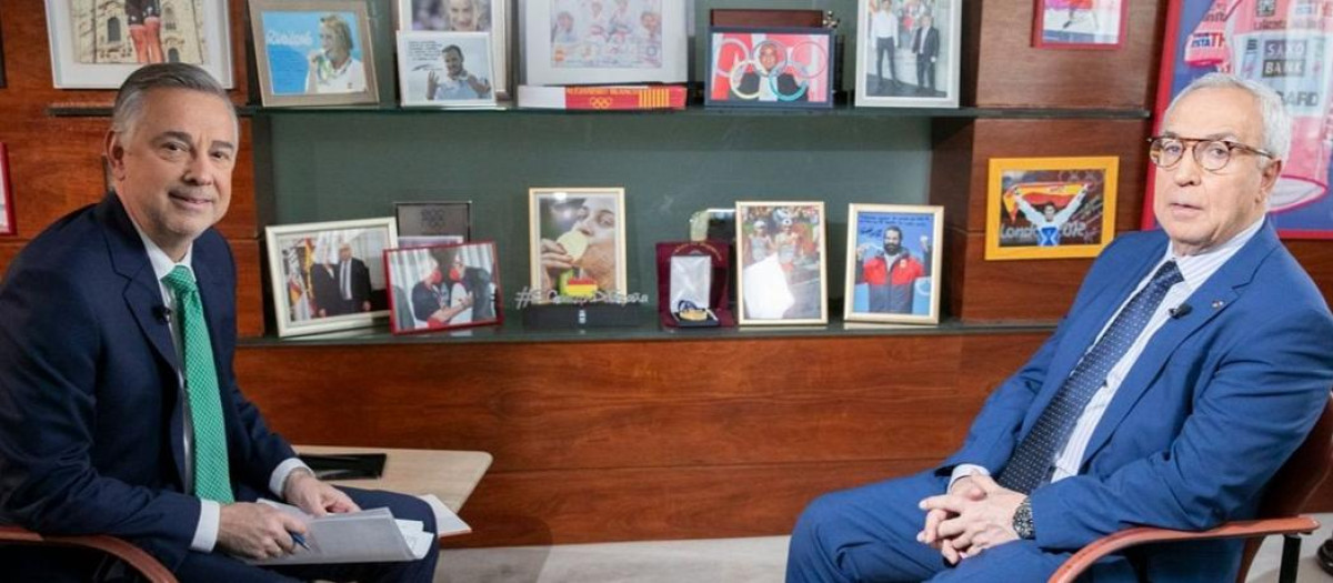 Alejandro Blanco a la derecha, en Plano General, junto al presentador Jenaro Castro