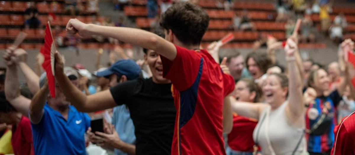 Aficionados celebran un gol durante la retransmisión de la final del Mundial Femenino de Fútbol, en el CEM Olímpics Vall d'Hebron, a 20 de agosto de 2023, en Barcelona, Catalunya (España). Un máximo de 2.000 aficionados podrán seguir la final del Mundial Femenino de Fútbol en el CEM Olímpics Vall d'Hebron que retransmitirá el partido en una pantalla gigante. El Ayuntamiento de Barcelona ha organizado la retransmisión de acceso libre y gratuito. España juega hoy la final del Mundial femenino de fútbol 2023 contra Inglaterra, tras vencer el pasado 15 de agosto a Suecia en una semifinal que concentró toda la acción en los últimos minutos. La jugadora Salma Paralluelo abrió el marcador en el minuto 81, siendo empatada por Suecia en el 88, y marcando Olga Carmona el gol de la victoria al filo del minuto 90. La selección femenina lucha hoy por conseguir su primer Mundial.
20 AGOSTO 2023;CATALUÑA;CATALUNYA;MUNDIAL;FÚTBOL;AFICIÓN;FEMENINO;DEPORTE;FINAL;;PIXELADA
Lorena Sopêna / Europa Press
(Foto de ARCHIVO)
20/8/2023