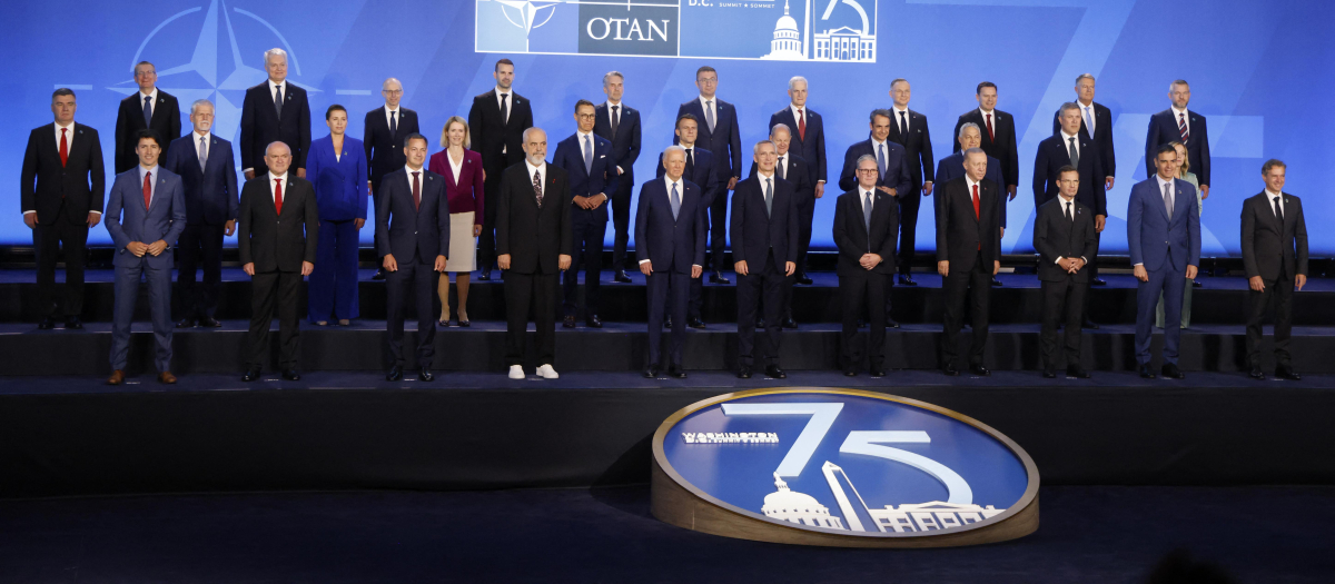 Los jefes de estado de la OTAN posan para una foto familiar durante la cumbre del 75 aniversario de la OTAN en el Centro de Convenciones Walter E. Washington en Washington, DC,