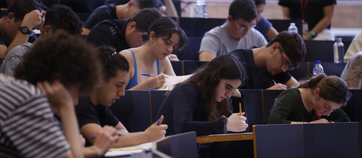 Estudiantes en un aula el primer día de los exámenes de selectividad, en la UPF Ciutadella, a 4 de junio de 2024, en Barcelona, Catalunya (España). Un total de 42.535 estudiantes se presentan desde hoy hasta el jueves 6 de junio a las pruebas de la Selectividad 2024, 816 más que en 2023, cuando eran 41.719, y se produce "récord en alumnos matriculados" por tercer año consecutivo. Este año se vuelve a repetir la elección previa del idioma de las pruebas, de manera que el primer día de la Selectividad los aspirantes rellenan un formulario y eligen si quieren recibir los enunciados en catalán o en castellano.
04 JUNIO 2024;SELECTIVIDAD;CATALUNTA;ACCESO;UNIVERSIDAD;ESTUDIANTES
Kike Rincón / Europa Press
(Foto de ARCHIVO)
04/6/2024
