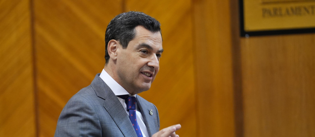 El presidente de la Junta de Andalucía, Juanma Moreno, en el pleno del Parlamento andaluz