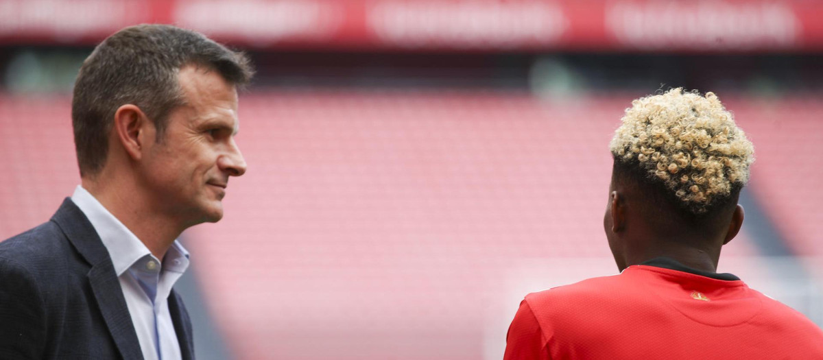 El presidente del Athletic Club, Jon Uriarte, (i) este jueves donde denunció el "bombardeo de preguntas sin control" al que ha sido sometido Nico Williams durante la concentración de la selección española en la Eurocopa y consideró también que la Real Federación Española de Fútbol "no ha sabido proteger" el futbolista del equipo rojiblanco.  En la imgen el presidente junto al jugador Álvaro Djaló, presentado hoy en San Mamés. EFE/Luis Tejido