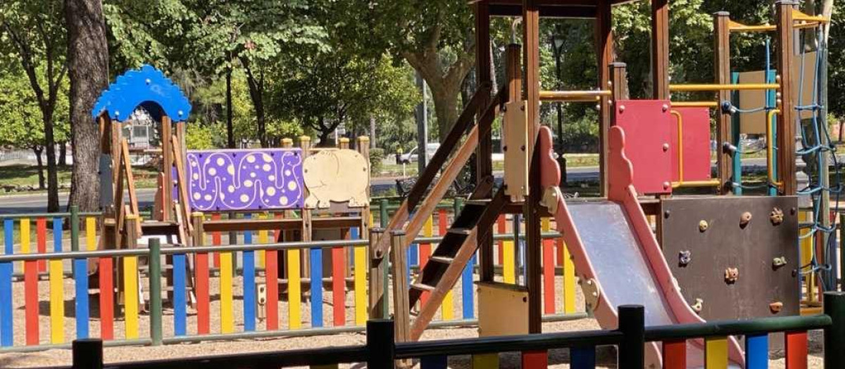 Parque infantil en la avenida de Vallellano