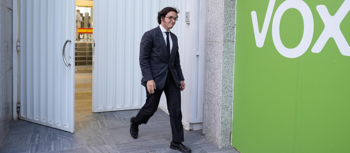 El diputado de la formación José M. Figaredo abandona la sede después de que el líder de Vox, Santiago Abascal, anunciara la ruptura
