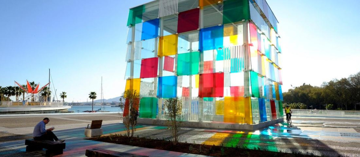 El Cubo es ya un símbolo de la ciudad y llama la atención de cuantos pasean por el puerto malagueño