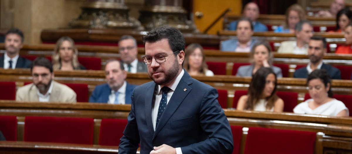 El presidente de la Generalitat de Catalunya en funciones, Pere Aragonès, durante una sesión plenaria, en el Parlament de Catalunya, a 11 de julio de 2024, en Barcelona, Catalunya (España). El plazo para presentar enmiendas terminará a lo largo del día de hoy y habrá dos días para dirigirse al Consell de Garanties Estatutàries (CGE). El PP ya aseguró que presentará una petición de dictamen inmediatamente después del pleno y este órgano tendrá entonces 7 días para emitir un dictamen sobre si ve oportuna esta modificación del reglamento, que los partidos impulsores prevén aprobar definitivamente en un pleno el próximo 25 de julio, cuya convocatoria también tendrá que pasar por la Junta de Portavoces.
11 JULIO 2024;PLENO;PARLAMENT;DEBATE;REGLAMENTO;REFORMA
David Zorrakino / Europa Press
11/7/2024