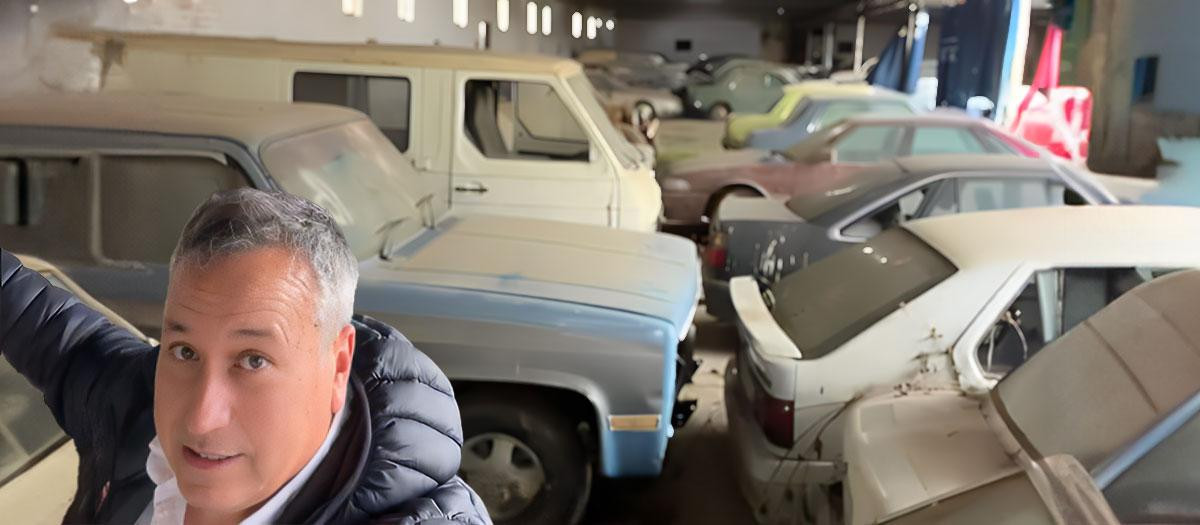 Imagen de los coches abandonados y su descubridor