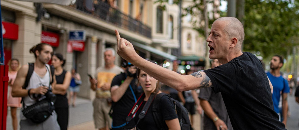 Un manifestante contra el turismo en Barcelona realiza una peineta, el pasado 6 de julio