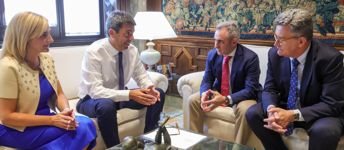 El presidente de la Comunidad Valenciana, Carlos Mazón, junto a los nuevos consejeros autonómicos