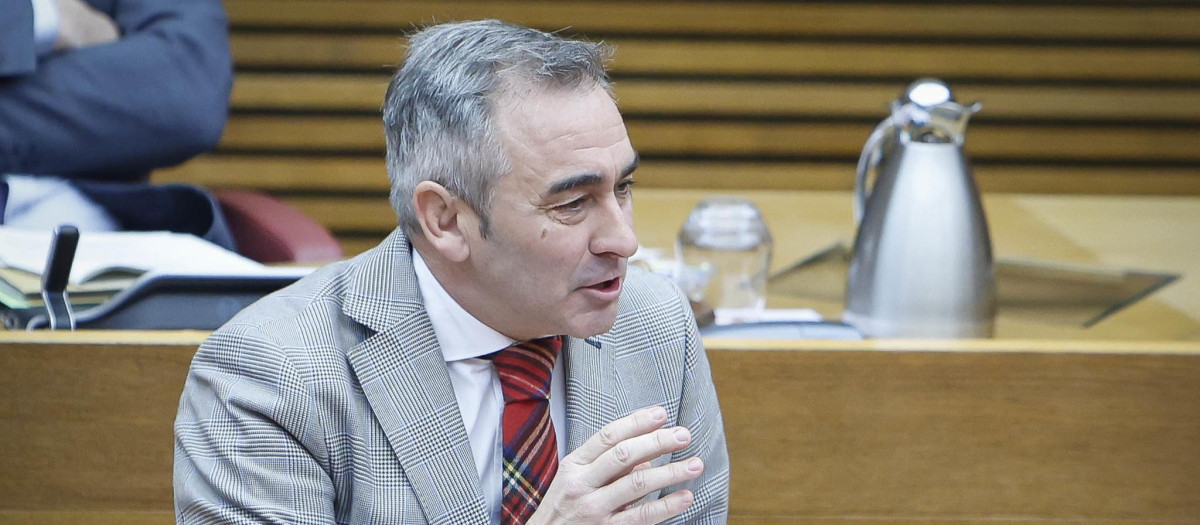 Miguel Barrachina, consejero de Agricultura, Agua, Ganadería y Pesca, durante una intervención en las Cortes Valencianas