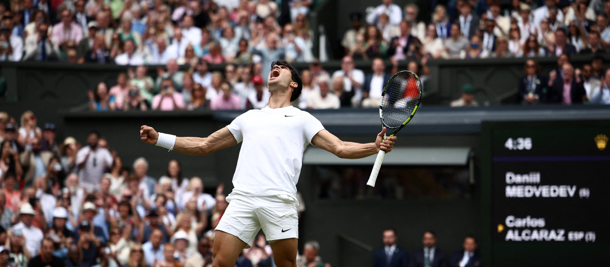 Carlos Alcaraz celebra el pase a la final de Wimbledon