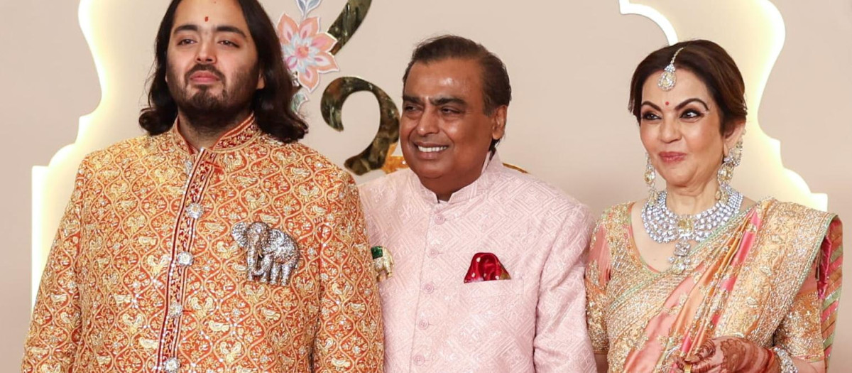 Mumbai (India), 12/07/2024.- Reliance Industries chairman Mukesh Ambani (C) with his wife Neeta Ambani (R) and their son and groom Anant Ambani pose for photographs prior to Anant's wedding in Mumbai, India, 12 July 2024. Various global celebrities have arrived in Mumbai to attend the grand wedding of Anant Ambani and his bride Radhika Merchant. EFE/EPA/DIVYAKANT SOLANKI