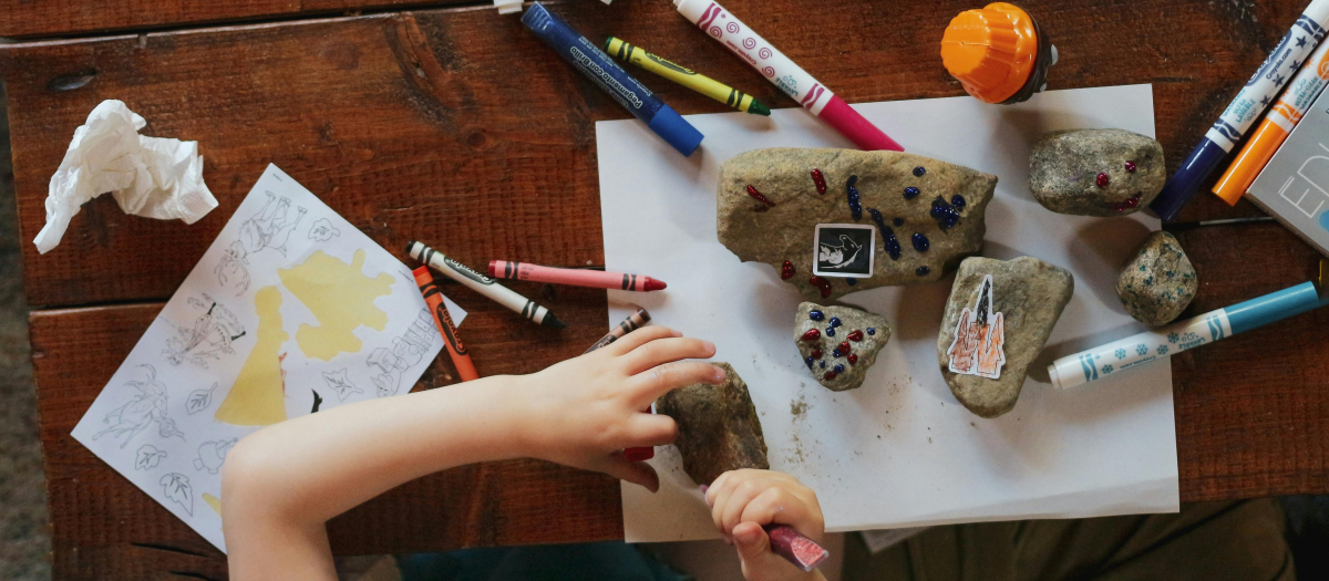 A través de la pintura se incentiva la imaginación de niños