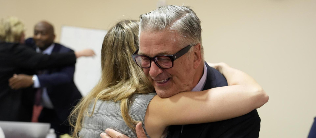 BValdwin celebra su victoria en el juicio