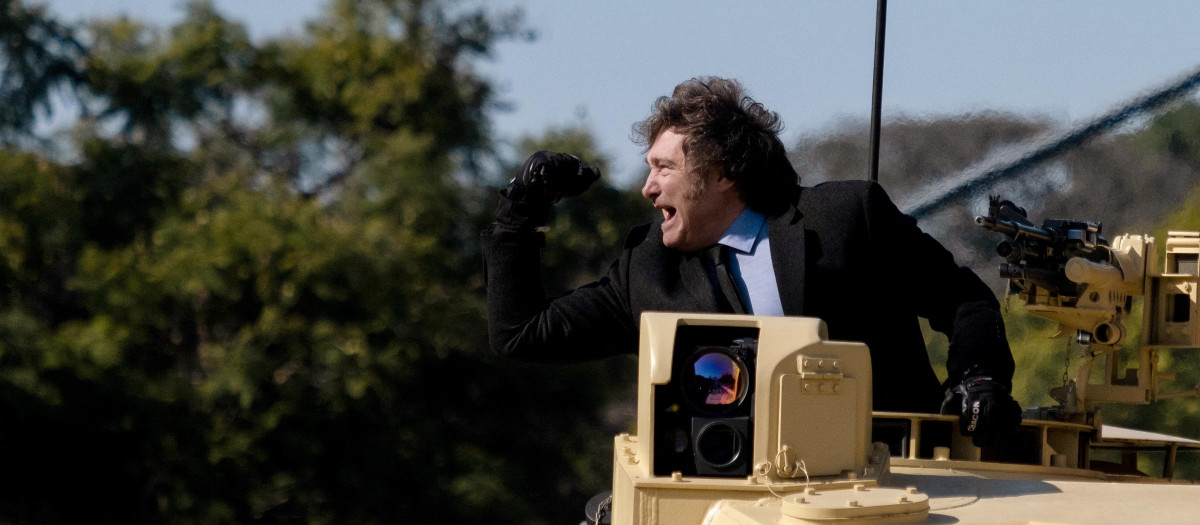 El presidente de Argentina, Javier Milei, hace un gesto desde un tanque blindado durante un desfile militar que conmemora el 208 aniversario de la independencia de Argentina de España en Buenos Aires