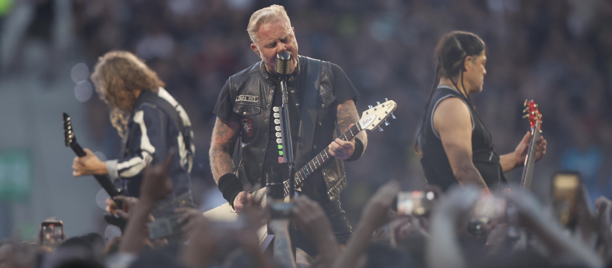 Los integrantes de la banda estadounidense, Metallica, durante su actuación hoy viernes en el estadio Metropolitano de Madrid