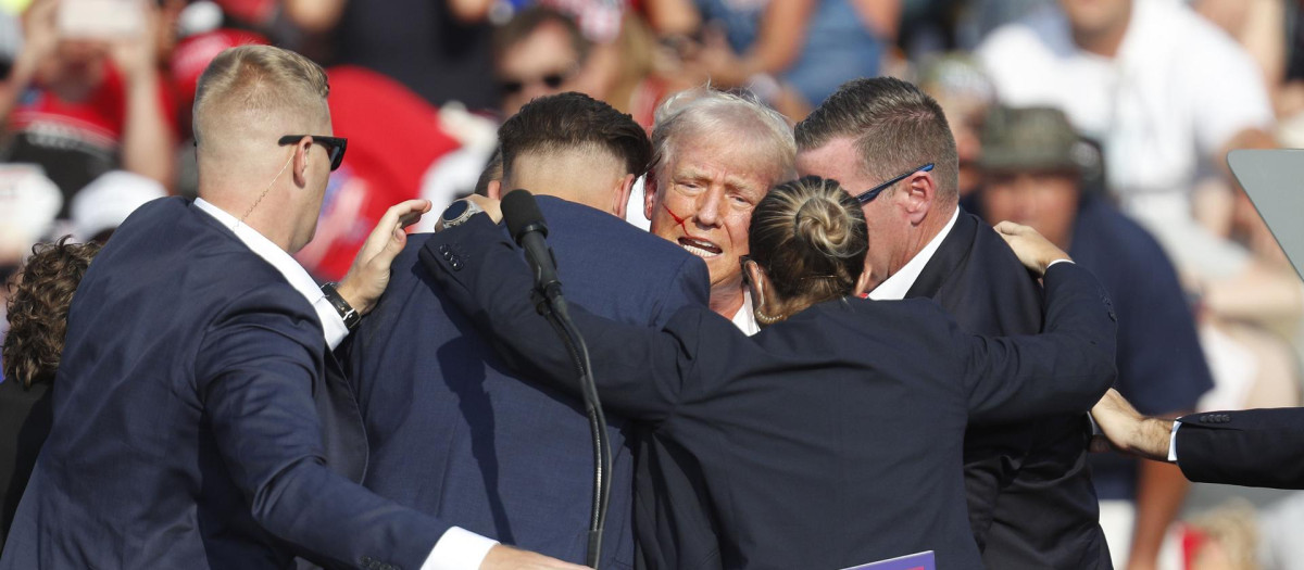 «Trump agradece a los servicios de seguridad y de primeros auxilios la rapidez de acción durante este acto despreciable. Él está bien y está siendo atendido en una instalación médica local», ha informado rápidamente el portavoz del republicano, Steve Cheung, en un comunicado.
