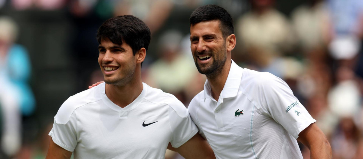 Carlos Alcaraz y Novak Djokovic posan en la foto previa a la final de Wimbledon