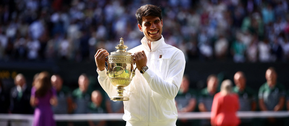 Carlos Alcaraz posa con la copa de campeón de Wimbledon