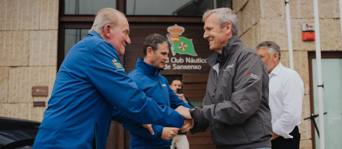 El Rey Don Juan Carlos recibe el saludo del presidente de la Xunta de Galicia en Sangenjo