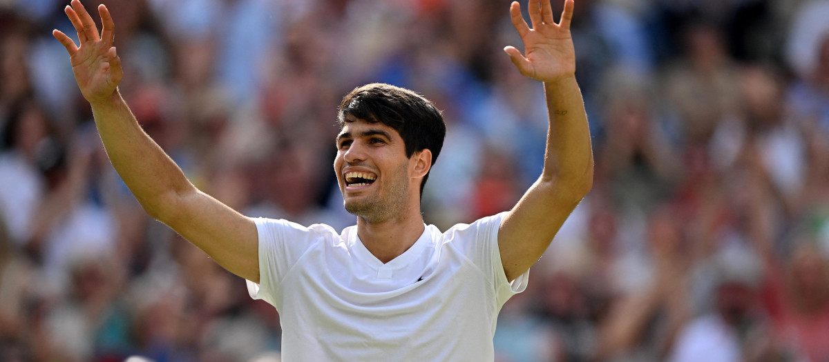 Carlos alza los brazos tras ganar su segundo Wimbledon